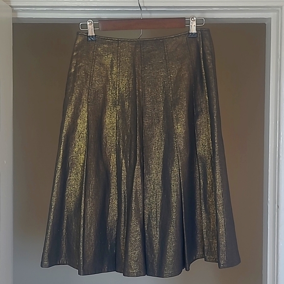 BCBGMaxAzria Dresses & Skirts - BCBGMaxAzria Gold Black Shiny Metallic A-LINE PLEATED Textured Midi SKIRT Linen